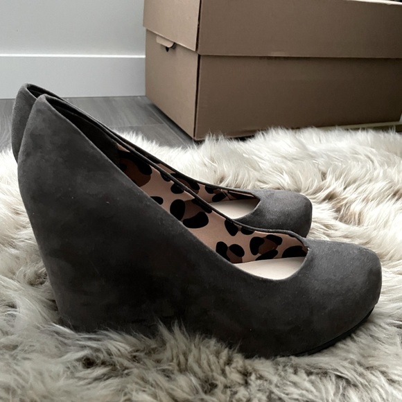 Brand new Size 5.5 grey platform wedge in suede - Picture 3 of 5